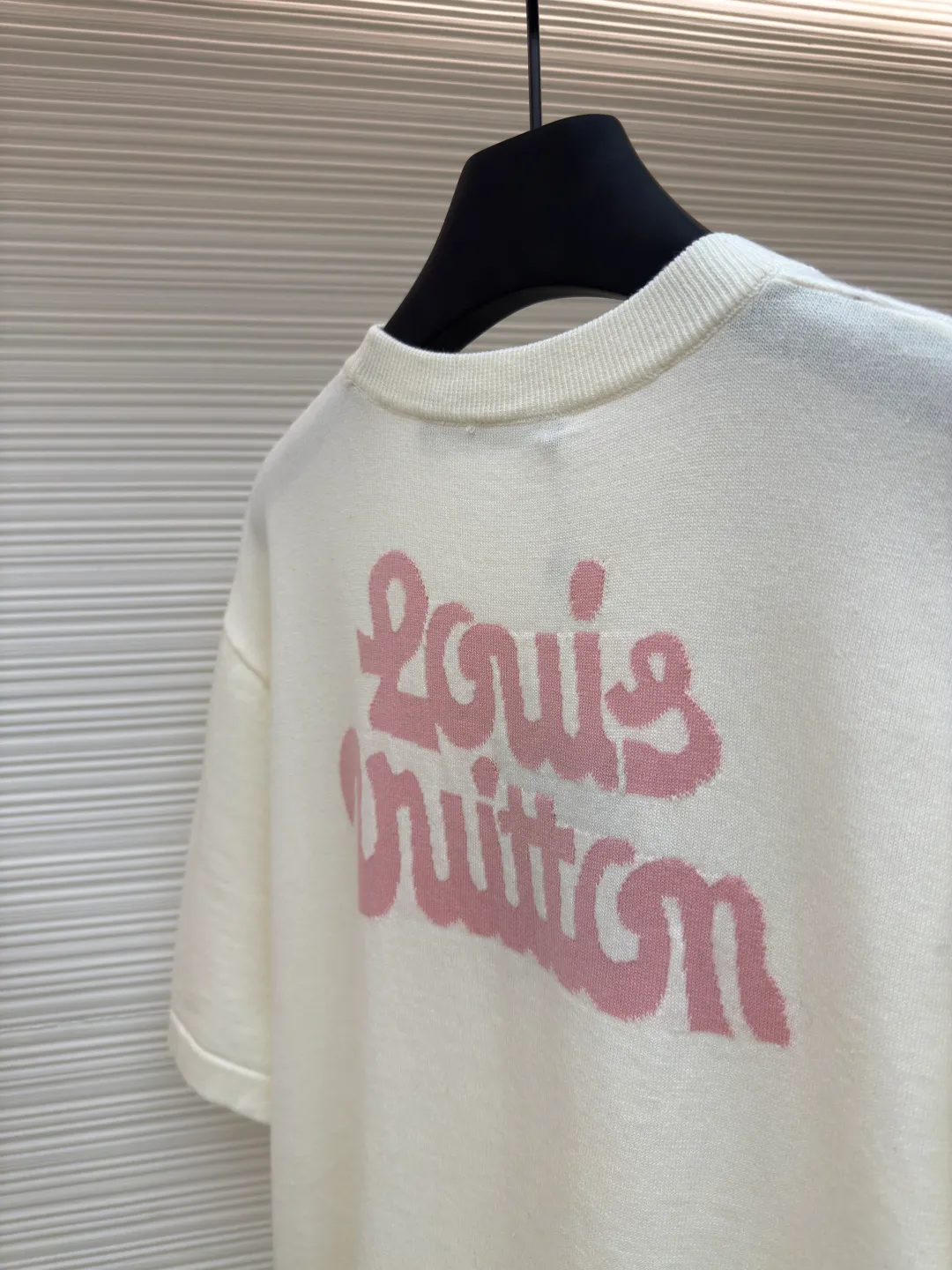 LOUIS VUITTON woolen short sleeves with floral logo ●Authentic product: Purchased and developed at 9250 ●Item number: 1680130-A55 ●Fabric: pure cotton fabric ●Technology: woolen fabric ●Version: fitted version ●Weight: about 258 grams ●Size: XS-S-M-L ●Description: Knitting is carried out using a Stoll 14-needle ultra-fine machine imported from Germany worth 47W. It is knitted at a parallel and even speed with reference to the original single-sided partial mesh bottom hanging wool structure. Each piece takes 270 minutes. During the weaving, 16 sand spits are used to alternately knit back and forth. The number of knitting rows for a single front garment hanging wool is as high as 6352. The newly woven garment has so many knots that it requires It requires pure manual thread picking, knot head inspection, random inspection before seam picking, washing, original main label, wash mark, details down to the height of the wash mark, stitching method, and final ironing. Only after a general inspection can it be packaged and shipped. It is not like those ordinary computerized flat knitting machines. In order to rush the goods, the speed is turned to the limit, and the stitches of the knitted garments are different in size, code, and patterns. The overall wiring is straight and delicate, the fabric is comfortable and soft, and the color is consistent without color difference. It can be matched with the same style to create a fashionable look and control various occasions. Customized accessories, complete with three standards, same style for men and women!